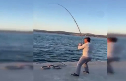 Beykoz'da vatandaşın oltasına köpekbalığı takıldı o anlar cep telefonu kamerasında