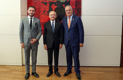 AK Parti kurucu üyesi ve eski milletvekili CHP'ye katıldı! Rozetini Kılıçdaroğlu taktı