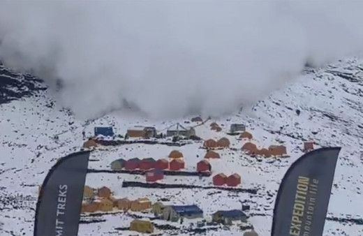 Himalayalar'da çığ düştü 10 dağcı öldü, 11 dağcı kayıp! Çığ anları kamerada