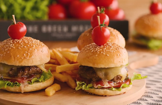 Tüm bildiklerinizi unutun! Sağlıksız olduğu bilinen hamburger o hastalığa iyi geliyor