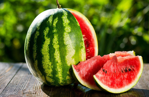 Karpuz seçerken sadece rengine bakmayın! Bu varsa sakın tüketmeyin