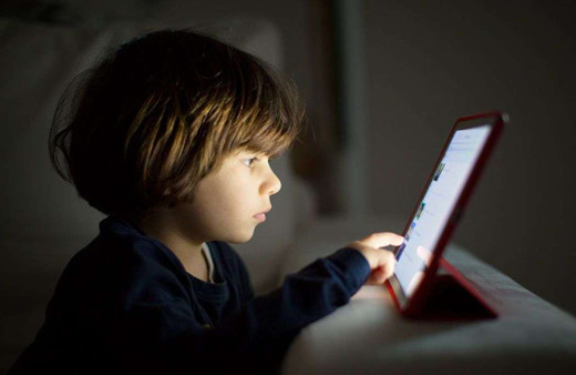 Çocuğunuza yemek yesin diye telefon verenler dikkat! Sonuçları çok kötü