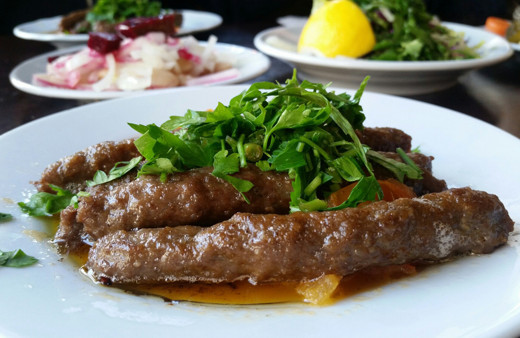 Köfte klişelerini bozan Tire şiş köfte tarifi sizi oturduğunuz yerden İzmir'e götürecek