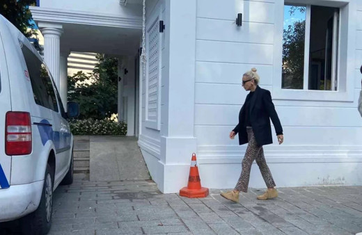 Gülşen, polis merkezine imza vermeye gitti!