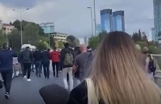 İstanbul'da metrobüs arızalandı! Yolcular durağa kadar yürüdü