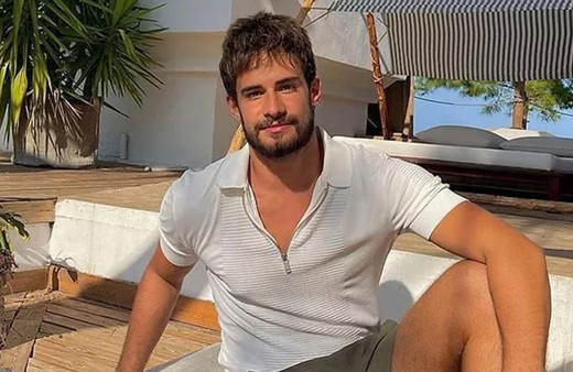 Batuhan Karacakaya yatak pozunu paylaştı eleştiriler peş peşe geldi! 'Özeliniz size kalsın'