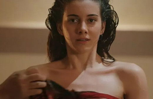 Yalı Çapkını dizisiyle dikkat çekmişti sırtı açık poz verdi! 'Keşke havalar soğumasa'