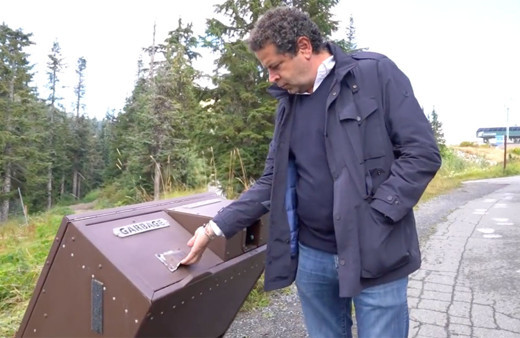 Cüneyt Özdemir'in ABD videosu olay oldu! "Ayılar açmasın diye yapılmış" dedi kendisi de açamadı