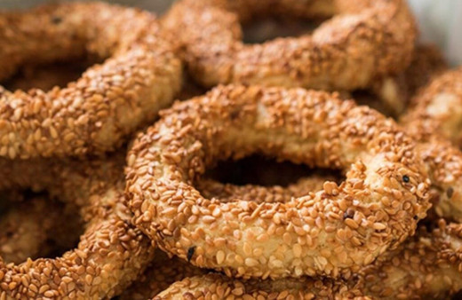 Konu komşuya dağıtmak için yapıp hepsini siz yiyeceksiniz! İşte ağızda dağılan mahlepli mahlepsiz kandil simidi tarifi