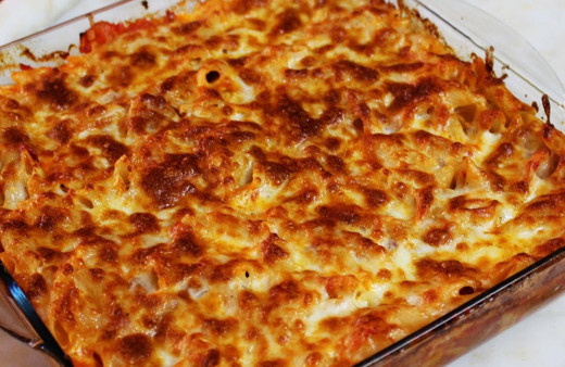 Sade makarnadan sıkılanlar için beşamel soslu fırında makarna tarifi