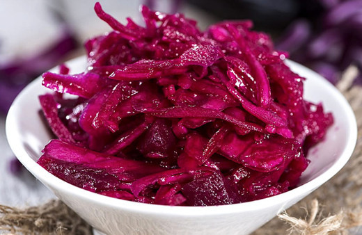 Yemeğin yanına koyup, yemekten fazla yiyeceğiniz mor lahana turşusu tarifi