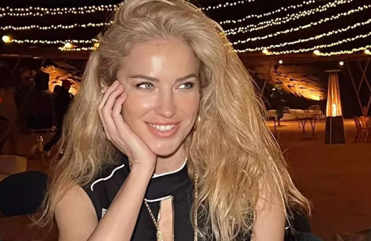 Ceketini giydi dışarı çıktı sütyensiz kombini olay oldu!