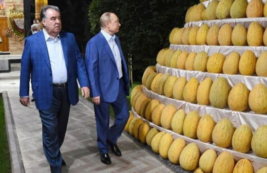 Tacikistan lideri İmamali Rahman'ın Putin'e hediyesi