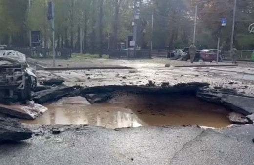 Kiev'e peş peşe saldırılar! Dev çukur oluştu görüntüler feci