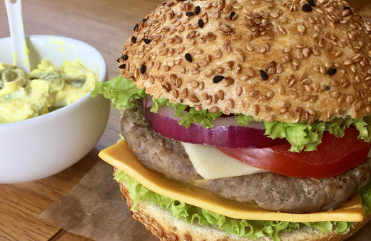 Sağlıksız fastfoodların yüzüne bile bakmayacaksınız! İşte hem sağlıklı hem lezzetli ev yapımı tavuk hamburger