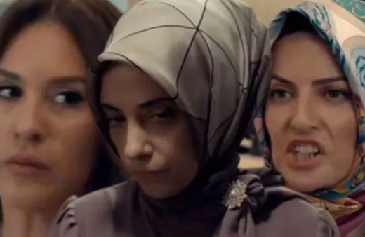 Kızılcık Şerbeti dizisinin fragmanı sosyal medyanın gündemine düştü! Başörtüsü tartışması ortalığı karıştırdı