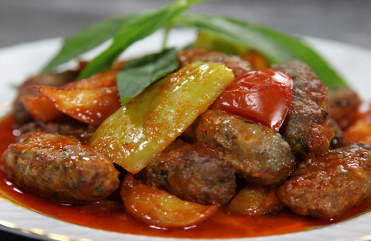 Kokusuyla tadıyla mest edecek tencerede İzmir köfte tarifi!