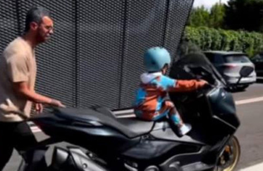 Kenan Sofuoğlu 3 yaşındaki oğluna motosiklet kullandırttı