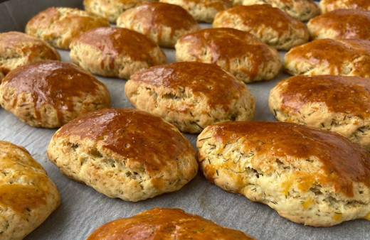 Kahvaltılarınıza renk katacak zeytinyağlı gevrek poğaça tarifi!