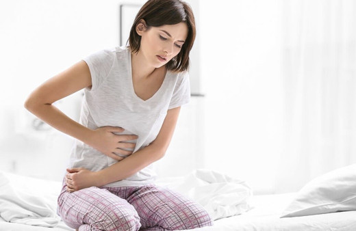 Gününüzü zehir eden adet sancıları nasıl geçer? İlaç yerine bunu yapın