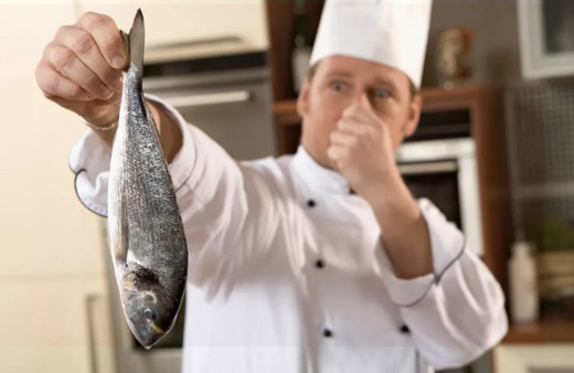 Evden balık kokusu nasıl çıkar pişirirken mutlaka tavaya bunu atın!