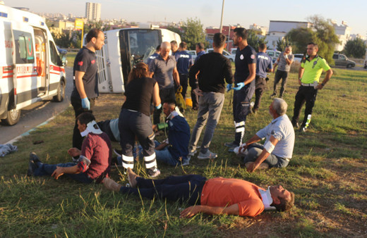 Adana'da can pazarı! İşçi servisi devrildi durumu ağır olanlar var
