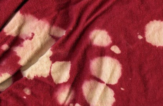 Kıyafetlerinize çamaşır suyu mu sıçradı? Dert etmeyin ve bu yöntemi deneyin