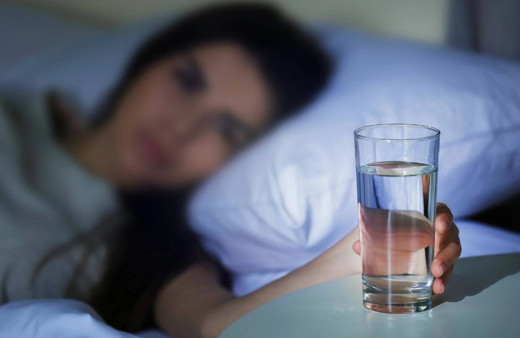 Geceleri baş ucunuzda duran suyu sakın içmeyin! Tehlike saçıyor...