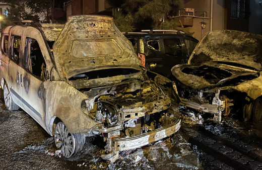 Ümraniye'de park halindeki araçta çıka yangın 3 aracı daha yaktı