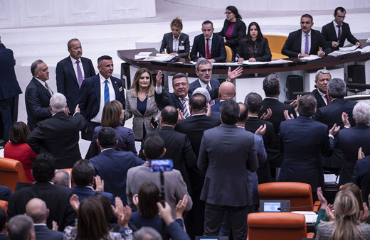 Dezenformasyon Yasası'nın 29. maddesi Meclis'ten geçti! Dün kavga çıkmıştı