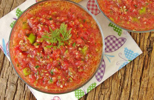 Sofradaki yemeği unutturacak ekmeğinizi banıp yiyeceğiniz acı sos turşusu sizi yemek öncesi doyuracak