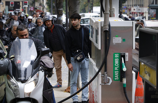 Fransa'da benzin savaşları! Akaryakıt istasyonlarında kuyruk, kavga ve kaos