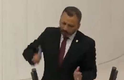 CHP'li vekil TBMM kürsüsünde çekiçle cep telefonunu kırdı şok görüntüler