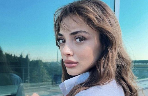 Duy Beni'nin Ekim'inden derin göğüs dekolteli paylaşım! Instagram'ı yıktı geçti!