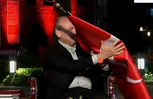 Canlı yayında Süleyman Soylu’nun üzerine bayrak düştü! Rüzgar kazası...