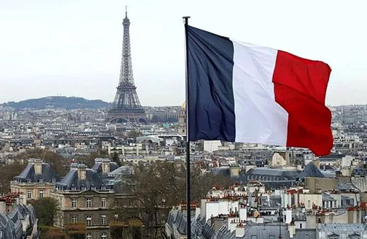 Lise öğrencisinin Kuran-ı Kerim'i yırtıldı başörtüsü çöpe atıldı