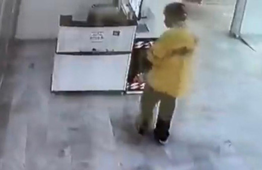 Pes dedirten görüntü: Motokurye SMA'lı bebeğin yardım kumbarasını çaldı