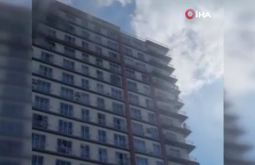 Esenyurt'ta rezidansta yangın çıktı! Mahsur kalanlar merdivenle kurtarılıyor