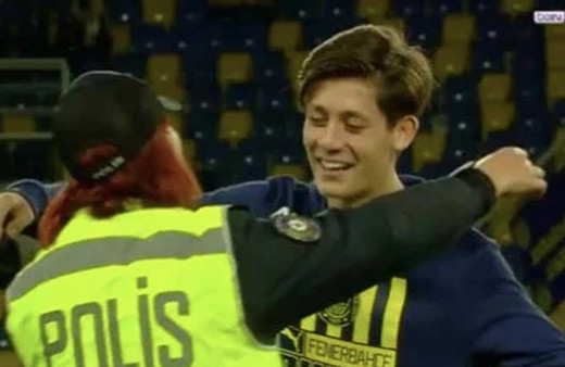 Arda Güler, Ankaragücü maçında polise sarıldı kim olduğu ortaya çıktı