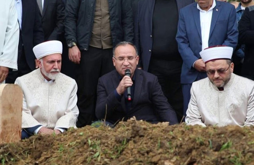 Bakan Bozdağ gündem olan o anlarla ilgili açıklama yaptı! "Kınanacak olan Kur’an okuyan Bakan değildir"