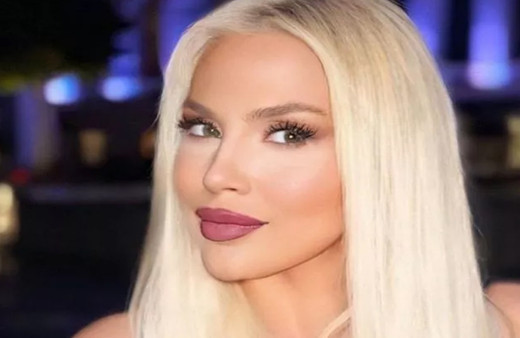 Lerzan Mutlu'dan iddialı poz derin yırtmaçlı elbisesi olay oldu! 'Altın çırılçıplak!'