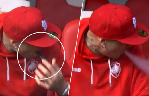 Yıldız futbolcudan skandal hareket: Yedek kulübesinde elektronik sigara içti, yer yerinden oynadı!