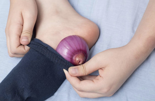 Çorap ve soğan ne alaka demeyin! Uyurken ayağınızın altına soğan koyun olacakları görün