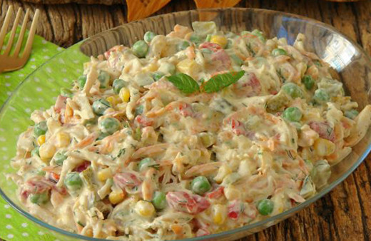 Yemeğin yanı için hazırlayıp, yemekten çok yiyeceğiniz tavuk göğsü salatası