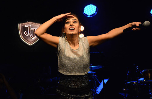 Yıldız Tilbe'nin sahnede başına gelmeyen kalmadı! Dans ederken kıyafet değiştirmeye kalkınca...