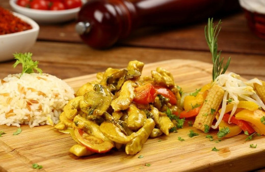 Dışarda yemeye gerek yok 10 dakikada ev yapımı köri soslu tavuklu tarifi