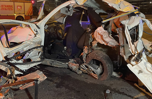 İstanbul'da korkunç kaza! Otomobilin haline bakın ölü ve yaralılar var