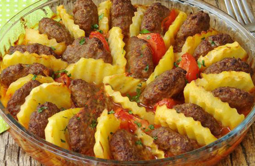 Lezzeti karnınızı, görüntüsü gözünüzü doyuracak fırında köfteli patates dizmesi tarifi