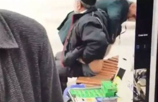 Yaşlı adam sokak röportajı sırasında poposunu açtı! Krem reklamı yaptılar