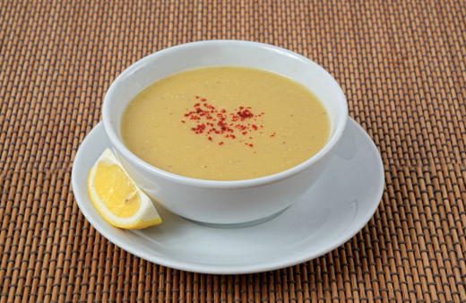 Tavuk suyuna lokanta usulu mercimek çorbası tarifi rengi için bir tutam koyun